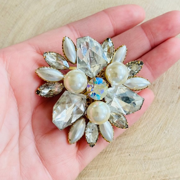 Elegant Pearl and Crystal Brooch - Picture 3 of 6